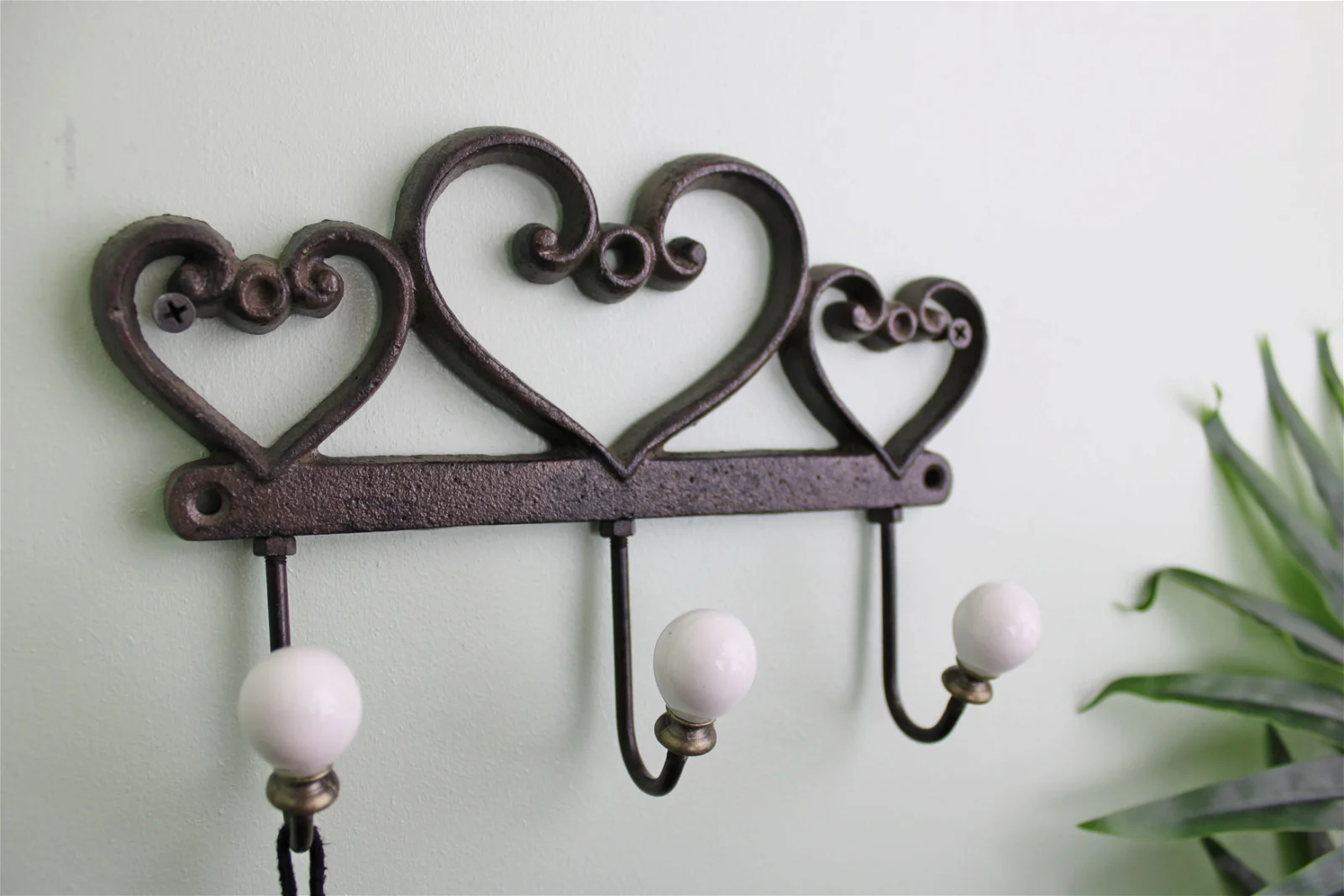 EagleWiz Rustic Cast Iron Wall Hooks, Hearts | EagleWiz